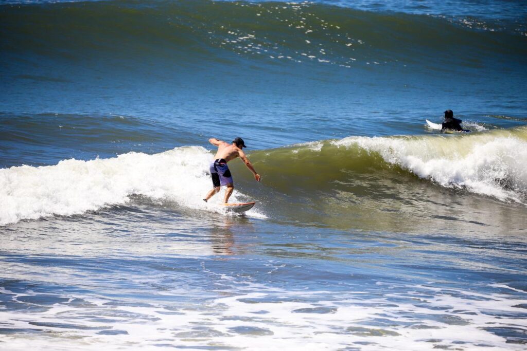 Pessoa praticando surf como forma de equilíbrio entre corpo e mente