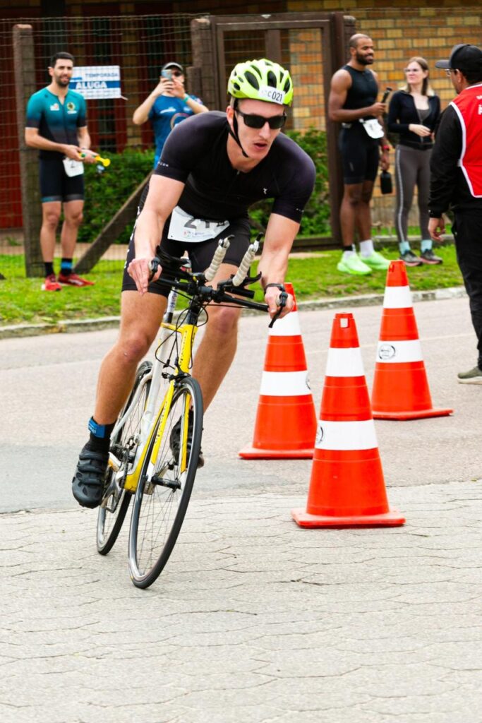 Ciclista treinando em prova urbana mesmo com pouco tempo disponível