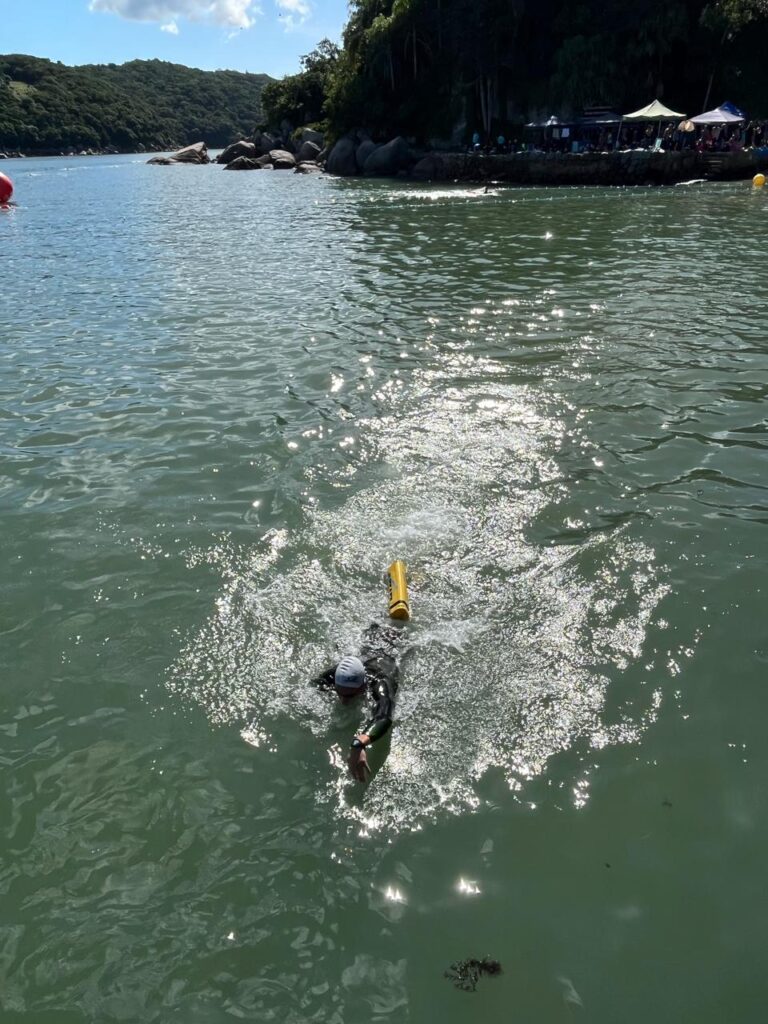 Atleta nadando em águas abertas mantendo constância no treino